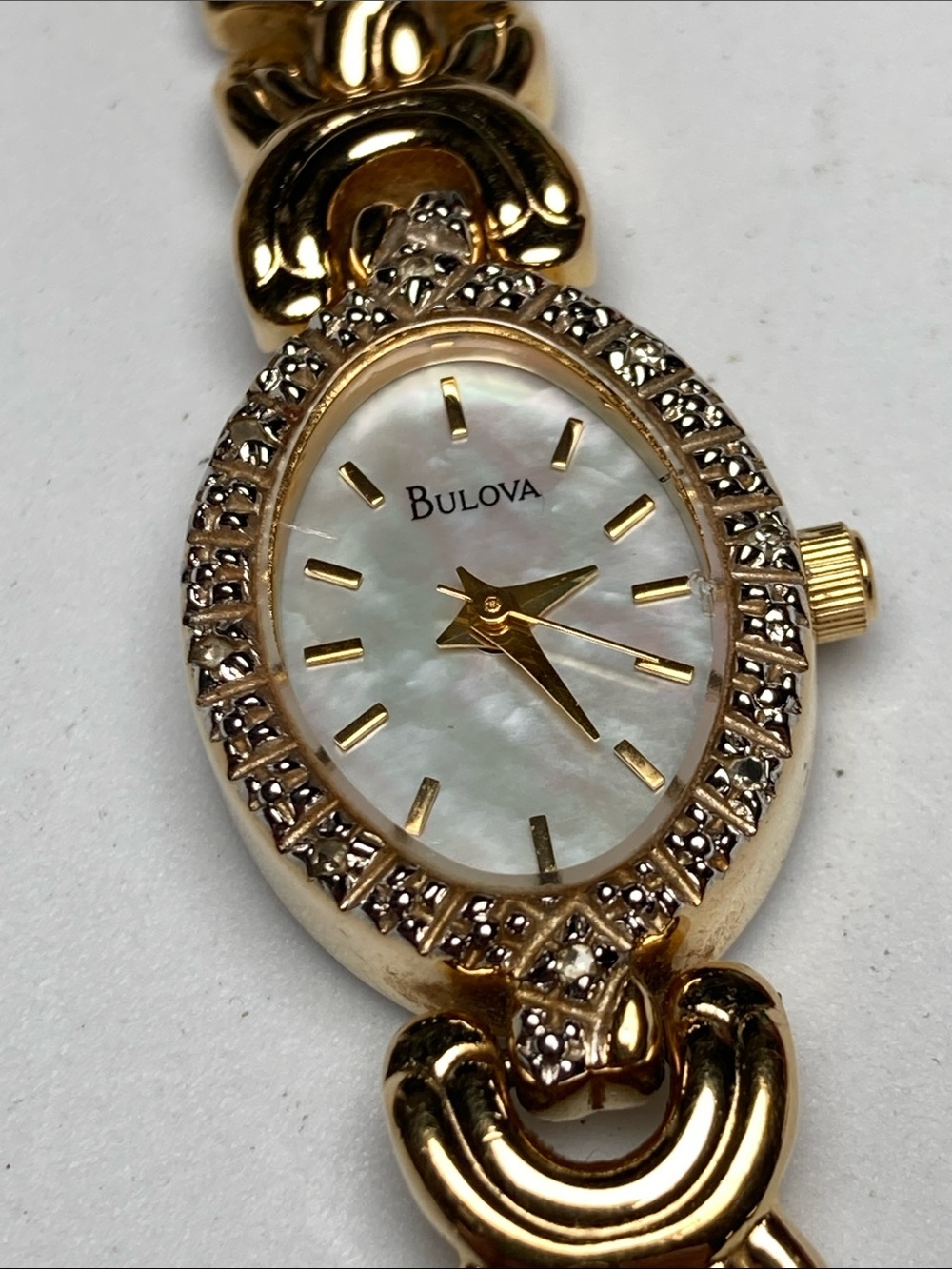 Vintage Bulova Gold Tone Ladies Bracelet Watch with shell dial, new battery - Picture 3 of 17